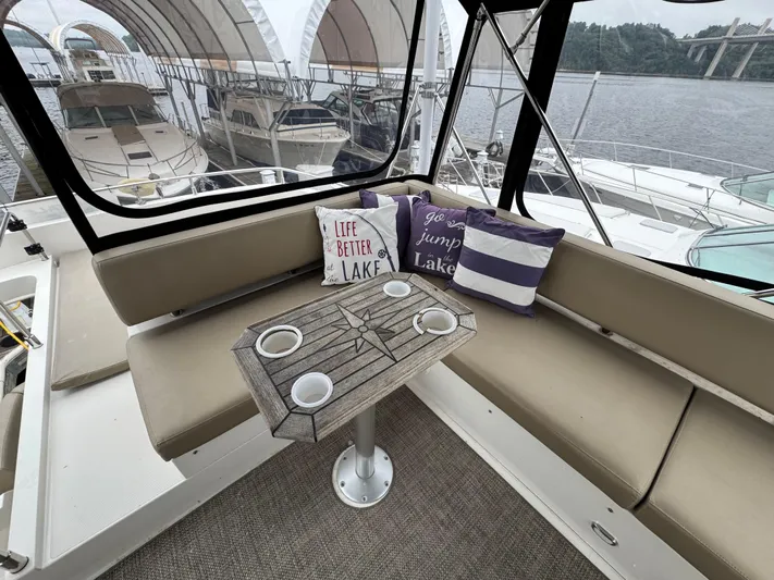 Casa De Luz Yacht Photos Pics Interior of 2014 Carver C40 Command Bridge with cozy seating and decorative pillows.