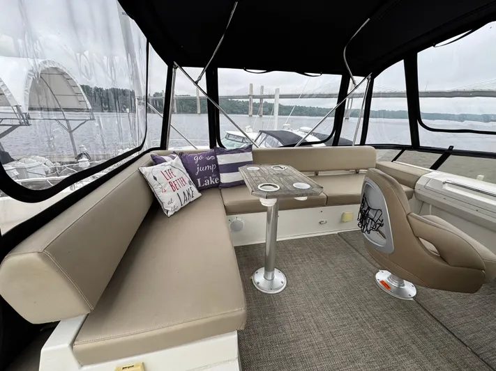 Casa De Luz Yacht Photos Pics 2014 Carver C40 Command Bridge interior with seating, table, and lake view.