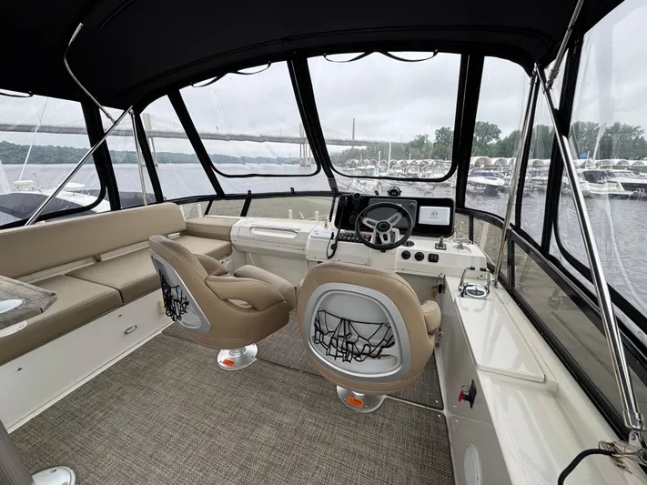 Casa De Luz Yacht Photos Pics Interior of 2014 Carver C40 Command Bridge with helm and seating area.