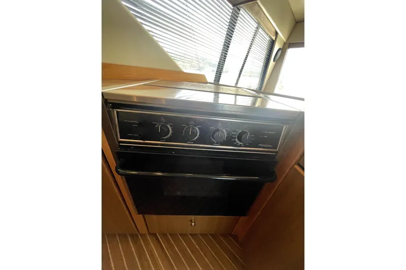 Yeah Buddy Yacht Photos Pics 2001 Bayliner 3988 Command Bridge Motoryacht kitchen oven with control knobs.