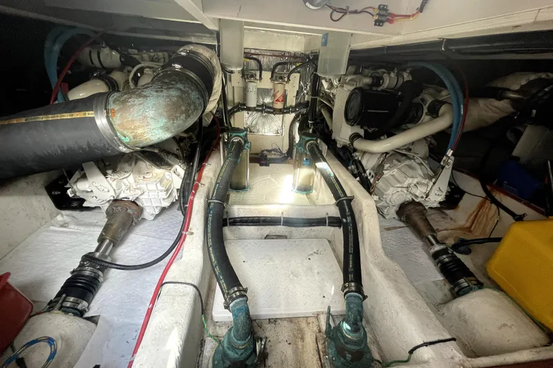 Yeah Buddy Yacht Photos Pics Engine room of 2001 Bayliner 3988 Command Bridge Motoryacht, showcasing mechanical components.