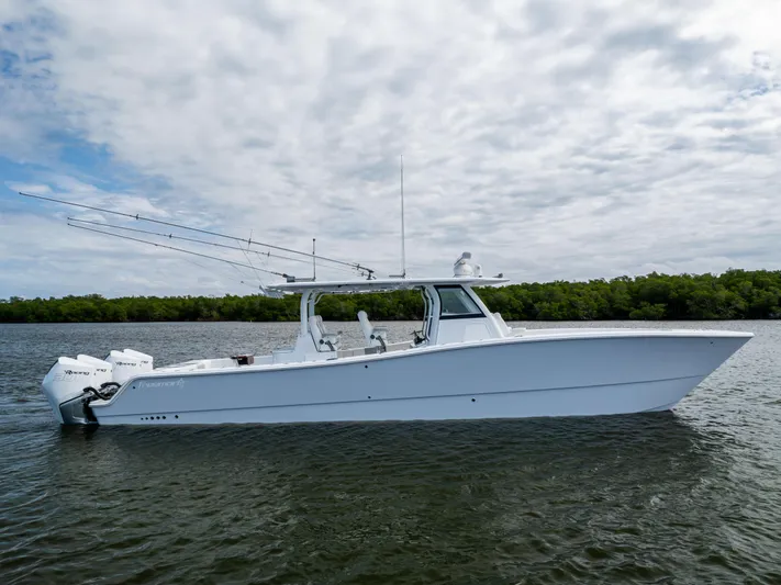  Yacht Photos Pics 2023 Freeman 43 boat on water, featuring dual engines and sleek design.