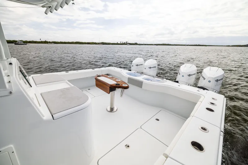  Yacht Photos Pics Freeman 43 boat deck with four engines, 2023 model, on calm water.