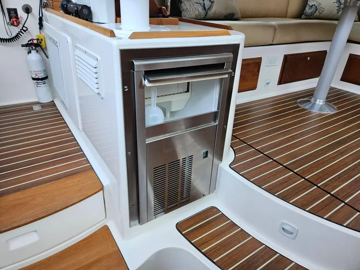 Liberty Call Yacht Photos Pics Isotherm Ice maker below helm seats, owners say we can make ice in 30 minutes, and they get lots of cruisers wanting some.....