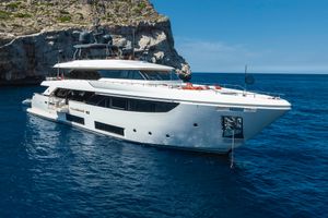 2020 Custom Line Navetta 33