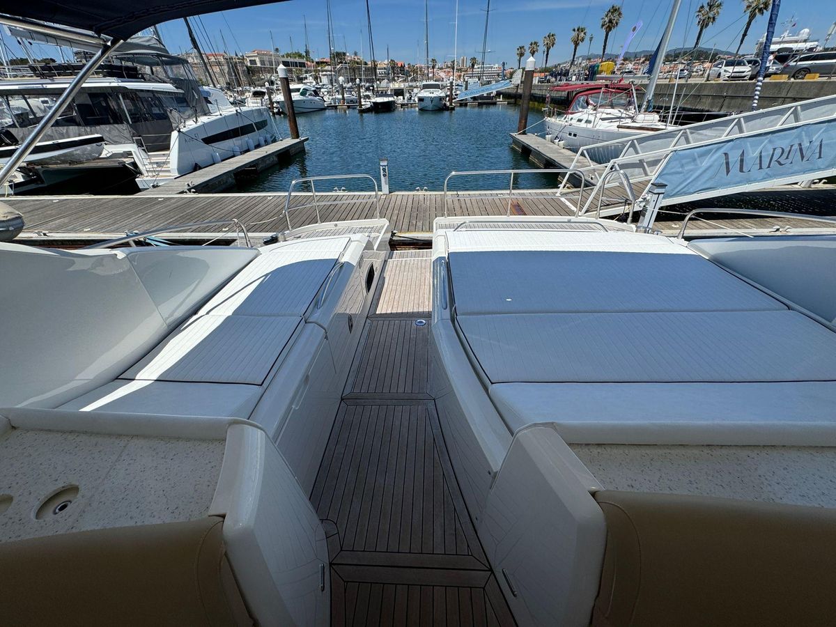 2005 Fairline 61 