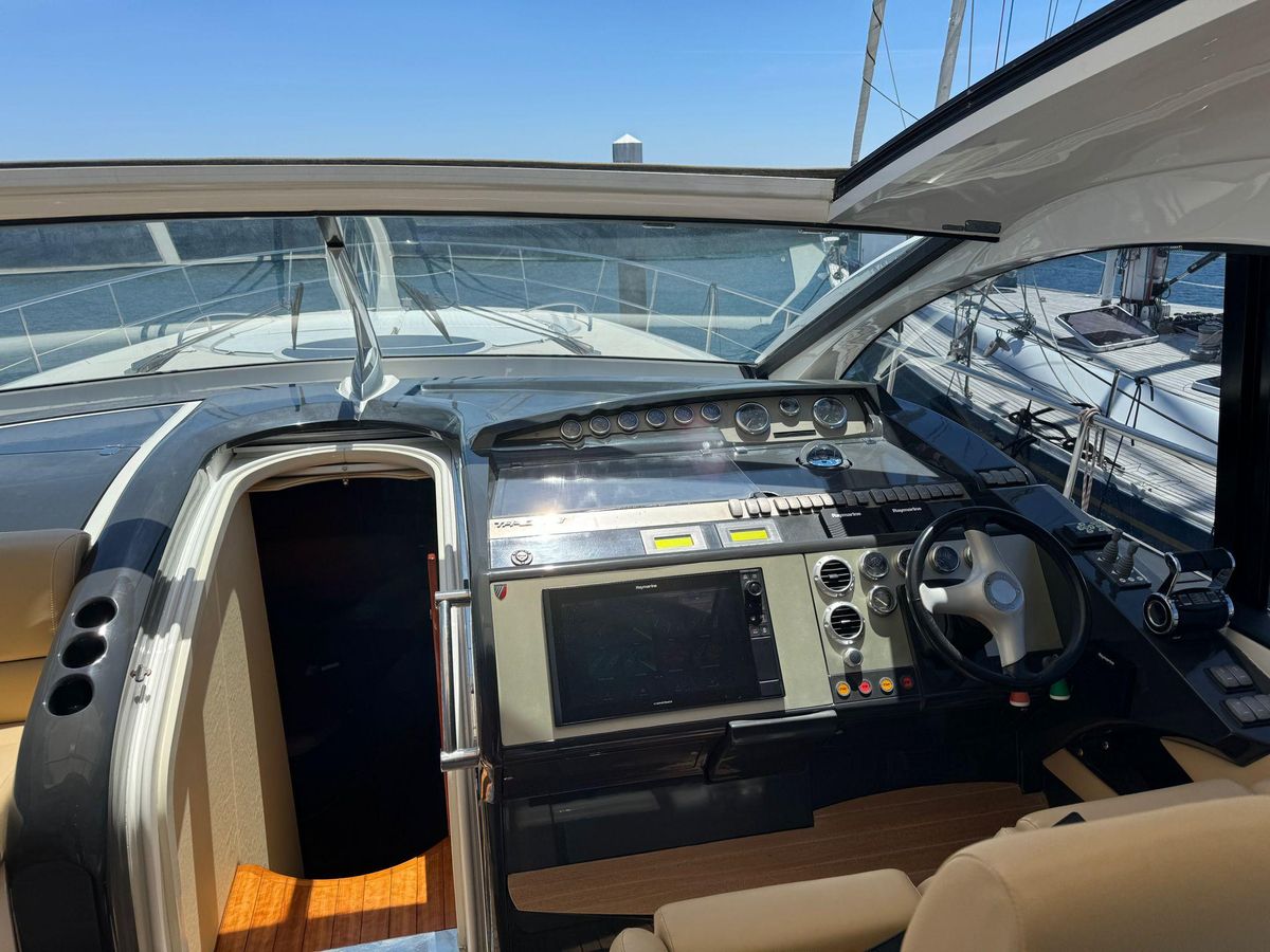 2005 Fairline 61 