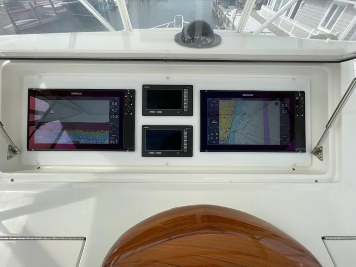  Yacht Photos Pics Electronics & Navigation 4