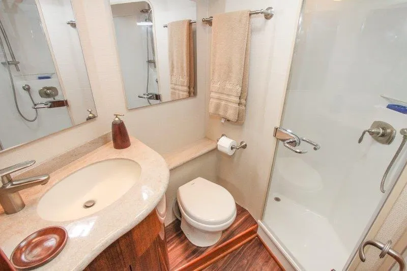  Yacht Photos Pics Master Head 4