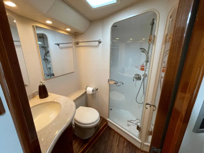  Yacht Photos Pics Master Head 1