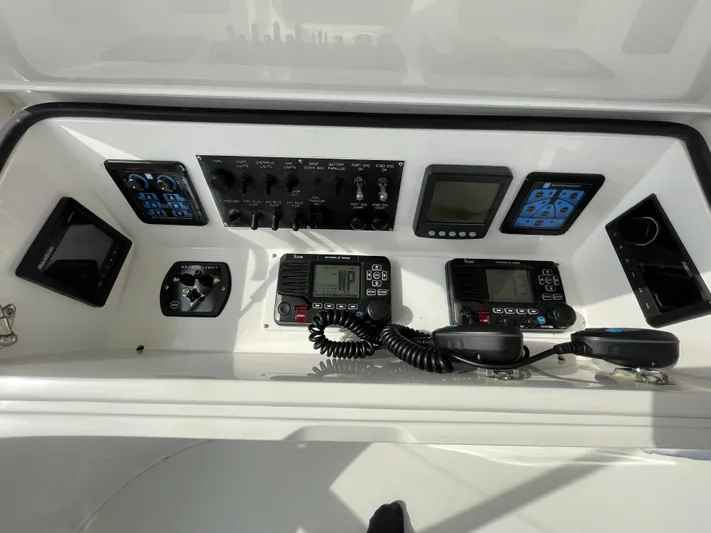  Yacht Photos Pics Electronics & Navigation 7