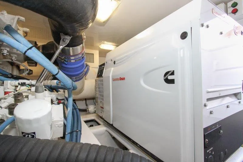  Yacht Photos Pics Electrical System / Equipment - Onan Generator