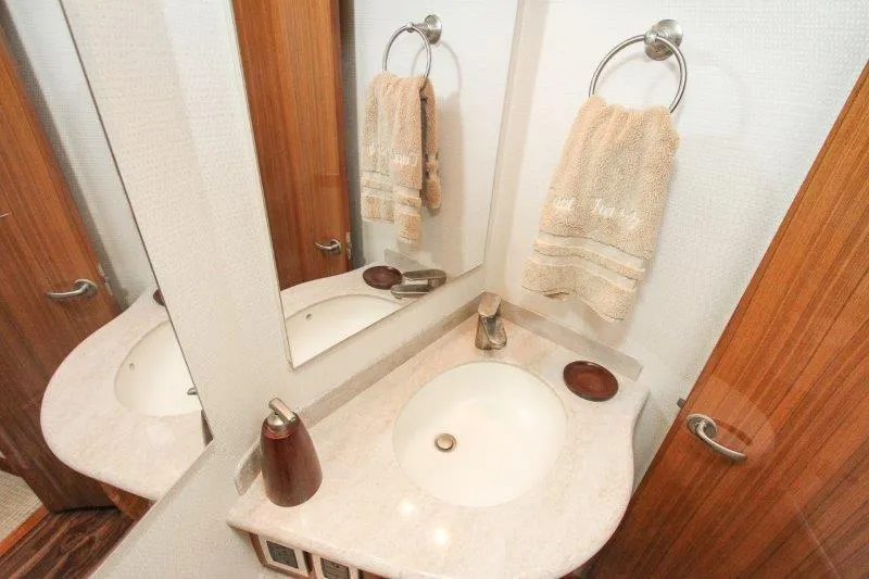  Yacht Photos Pics Master Head 3