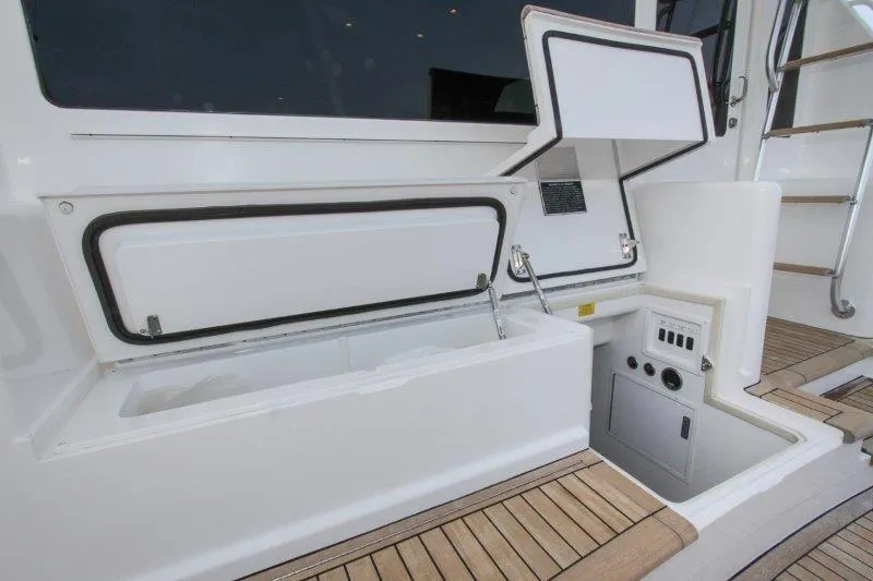  Yacht Photos Pics Cockpit / Fishing Equipment 5