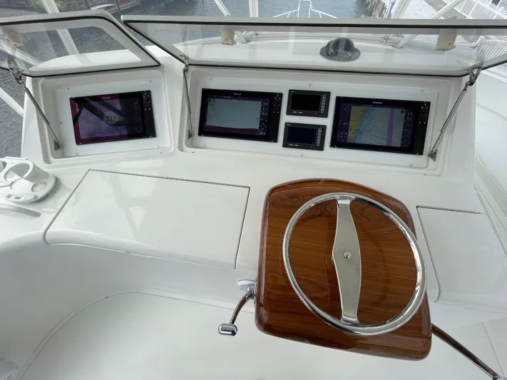  Yacht Photos Pics Electronics & Navigation 3