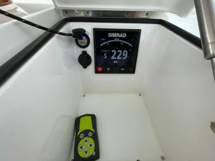  Yacht Photos Pics Electronics & Navigation 6 - Autopilot