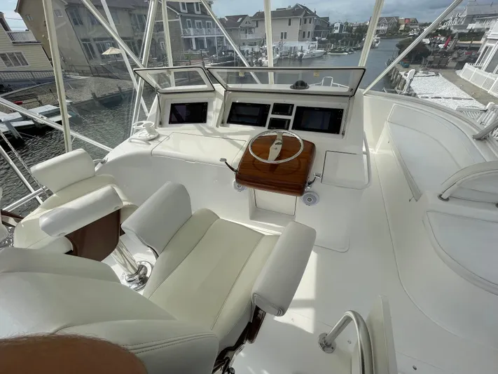  Yacht Photos Pics Helm / Electronics & Navigation 1