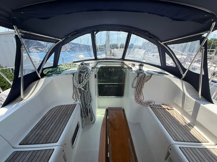 Traveler Yacht Photos Pics Interior view of a 2002 Beneteau 473 sailboat cockpit with seating and ropes.
