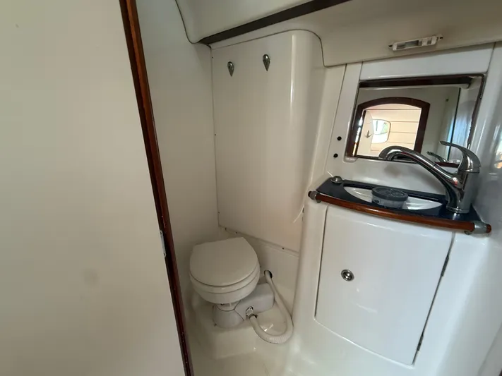 Traveler Yacht Photos Pics Beneteau 473 yacht bathroom with toilet and sink, 2002 model.