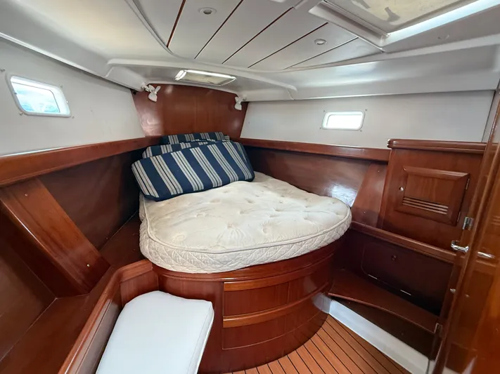 Traveler Yacht Photos Pics Luxurious cabin interior of 2002 Beneteau 473 yacht with wood finish and cozy bed.