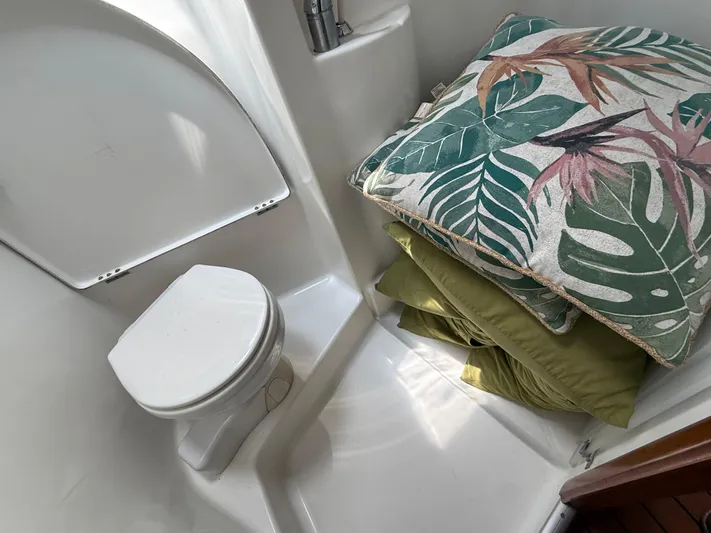 Traveler Yacht Photos Pics Beneteau 473 yacht bathroom with toilet and tropical-themed cushions, 2002 model.