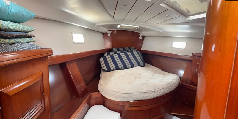 Traveler Yacht Photos Pics Beneteau 473 2002 yacht cabin with cozy bed and wooden interior.