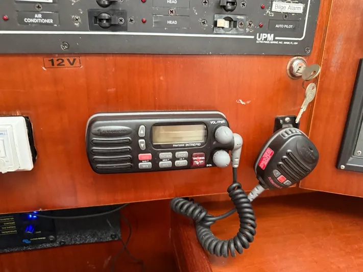 Traveler Yacht Photos Pics VHF radio and control panel on 2002 Beneteau 473 yacht.