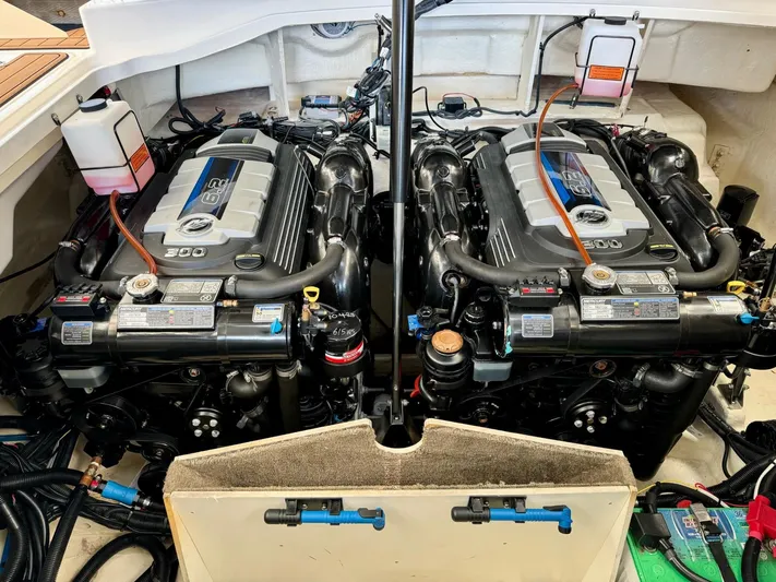  Yacht Photos Pics 2018 Sea Ray SLX 310 twin engines in the engine compartment.