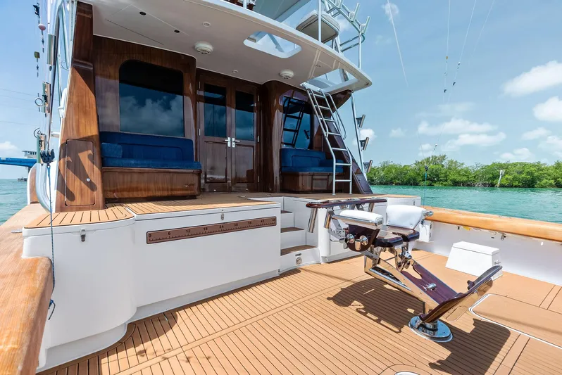 Diggin Donzi Yacht Photos Pics 2007 Donzi 73 Sportfish yacht deck with seating and fishing chair.