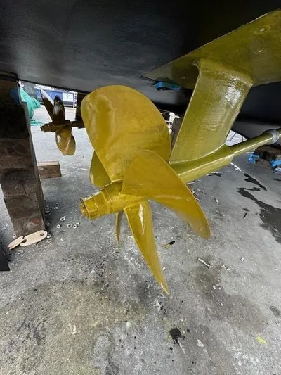Diggin Donzi Yacht Photos Pics Propeller of 2007 Donzi 73 Sportfish with 1,835 original hours, docked on concrete.