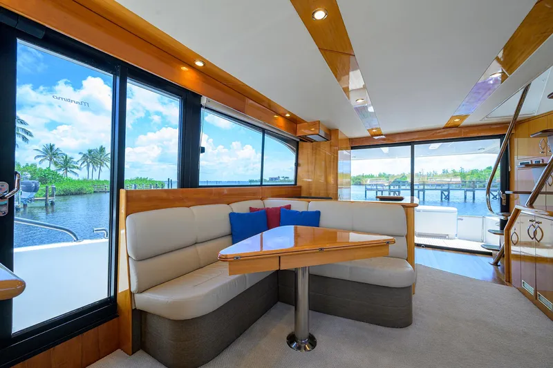 Jamcat@sea Yacht Photos Pics Maritimo 52 JAMCAT@SEA - Salon Table