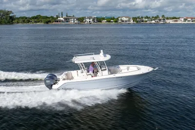 2022 Robalo R302 Center Console