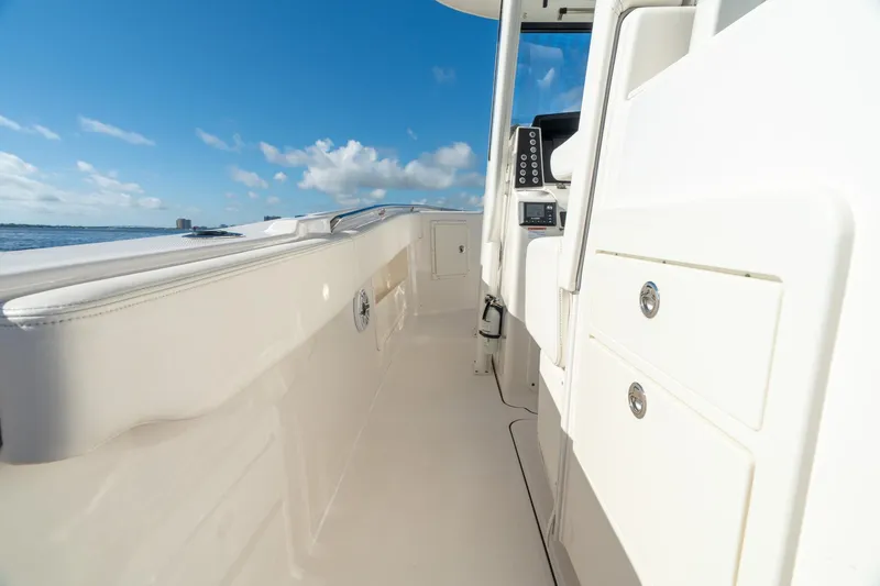 Hi Ho Silver Yacht Photos Pics 2022 Robalo R302 Center Console boat interior with ocean view and clear sky.