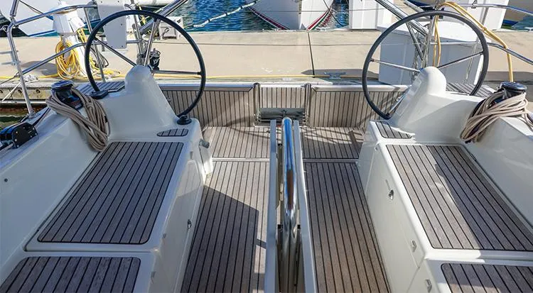 Mon Cheri Yacht Photos Pics 