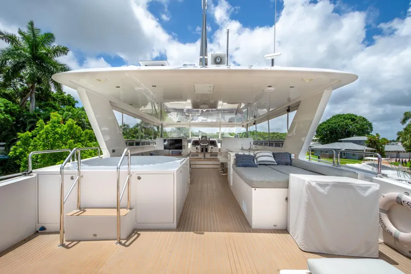 Seaseid Yacht Photos Pics Luxurious 2016 Hargrave Flybridge Motor Yacht with spacious deck and seating area.