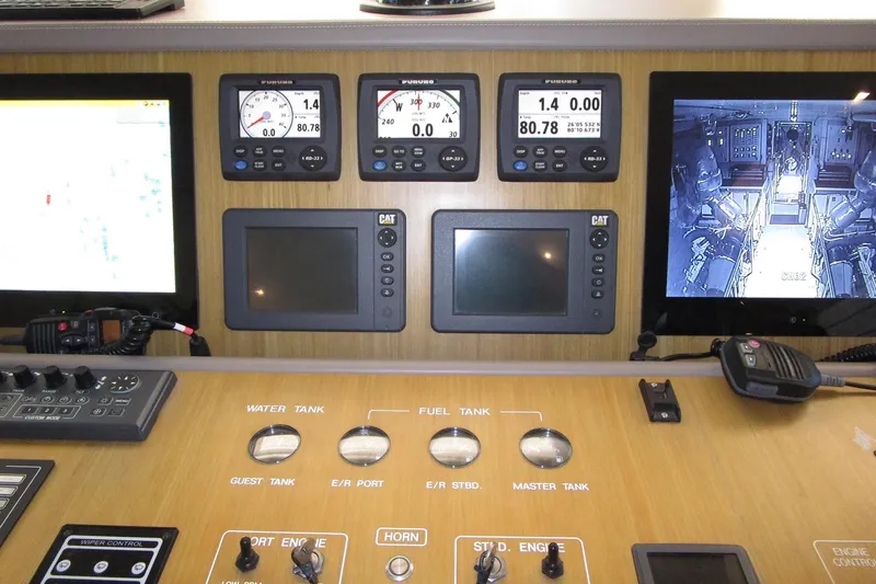 Seaseid Yacht Photos Pics Lower helm detail center