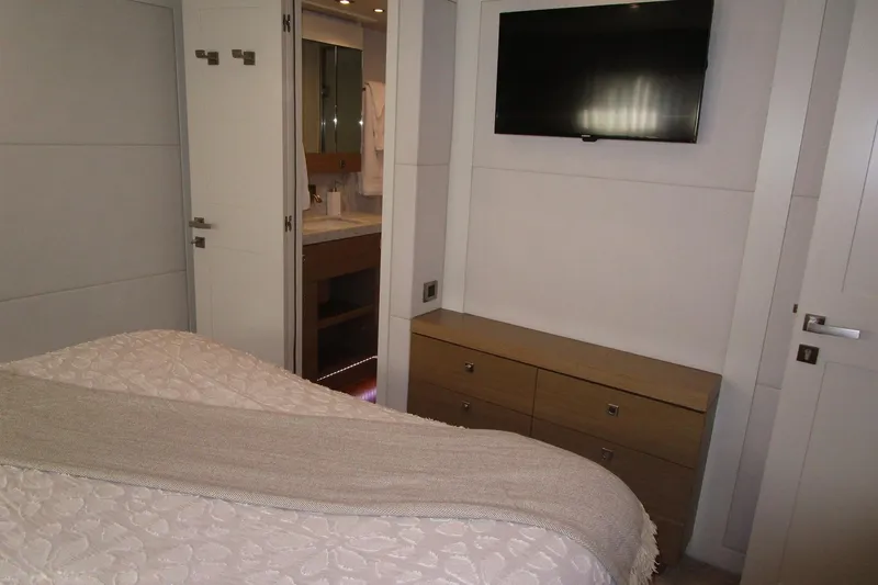 Seaseid Yacht Photos Pics Stbd VIP looking inboard