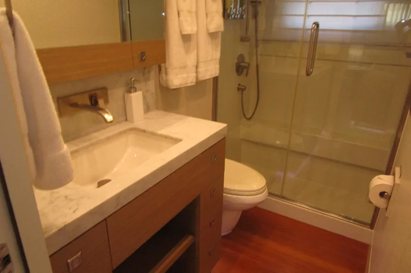 Seaseid Yacht Photos Pics Stbd VIP head