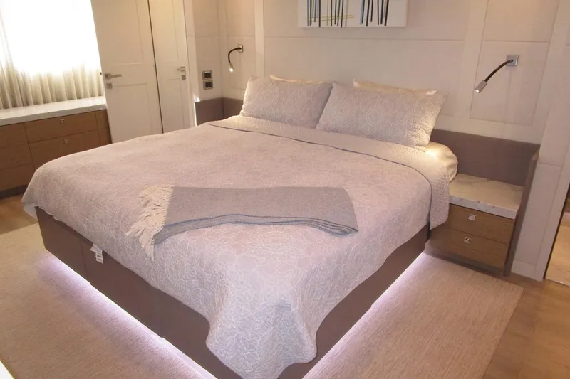 Seaseid Yacht Photos Pics Master looking aft to stbd