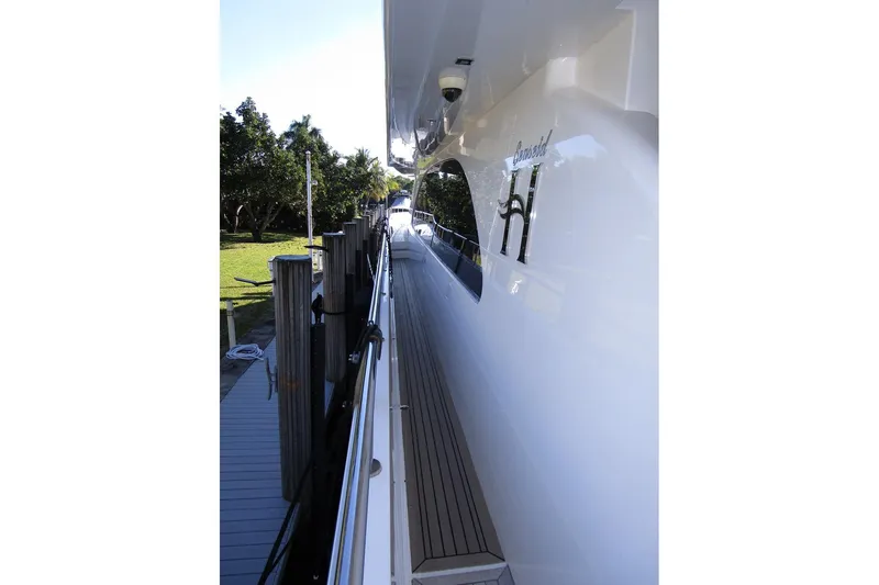 Seaseid Yacht Photos Pics Walk-around side decks