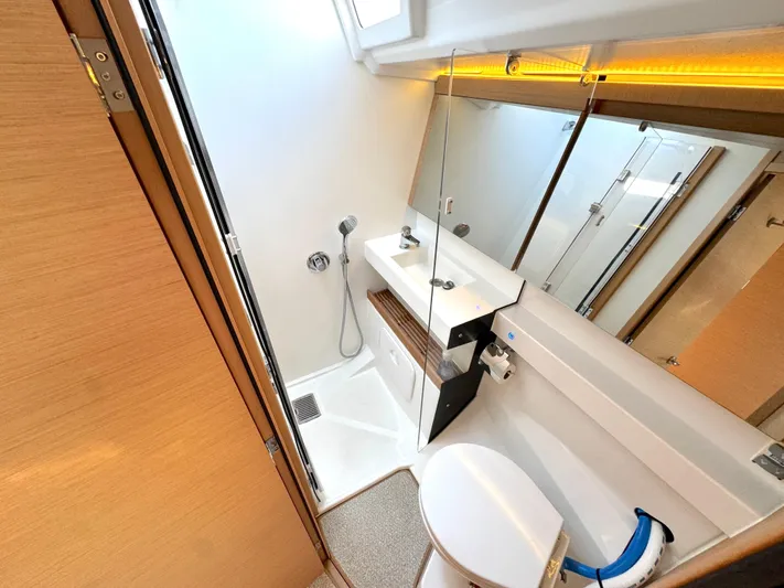 Leopolis Yacht Photos Pics Bathroom of Jeanneau Sun Odyssey 440 yacht, year 2019.