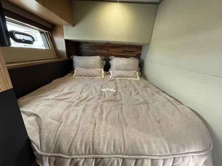 Kings' Ransom Yacht Photos Pics Cozy bedroom interior of 2017 Sea Ray L590 Fly yacht with plush bedding.