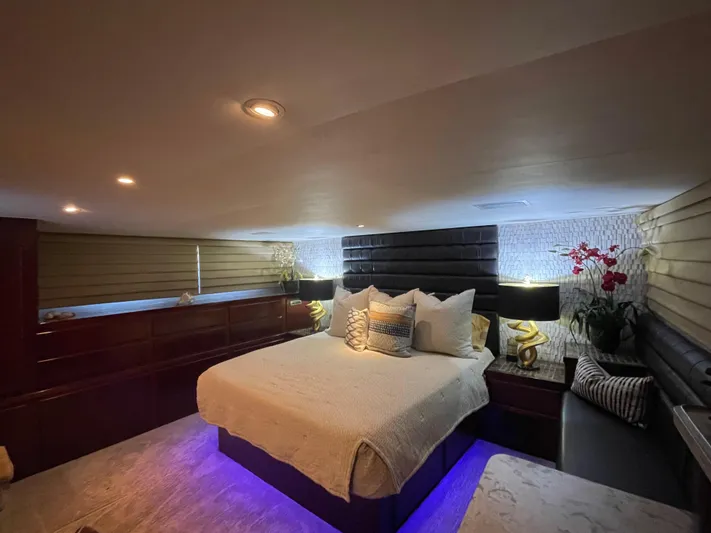 Fnfun Yacht Photos Pics Luxurious bedroom interior of 1989 Hatteras CPMY yacht with ambient lighting and elegant decor.