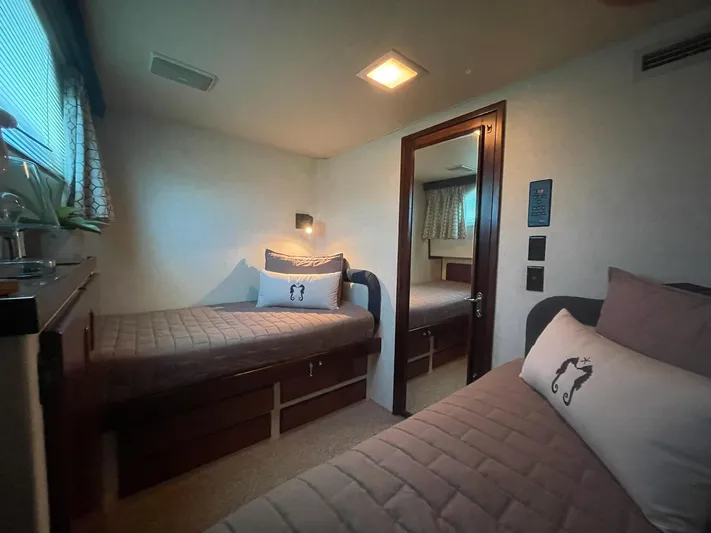 Fnfun Yacht Photos Pics 1989 Hatteras CPMY cabin with twin beds, cozy decor, and soft lighting.