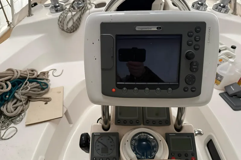 Wind D Yacht Photos Pics 2005 Hunter 46LE yacht cockpit with navigation equipment and ropes.