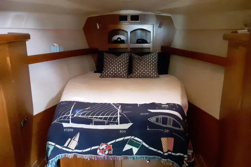 Wind D Yacht Photos Pics Cozy cabin interior of 2005 Hunter 46LE yacht with nautical-themed bedding.