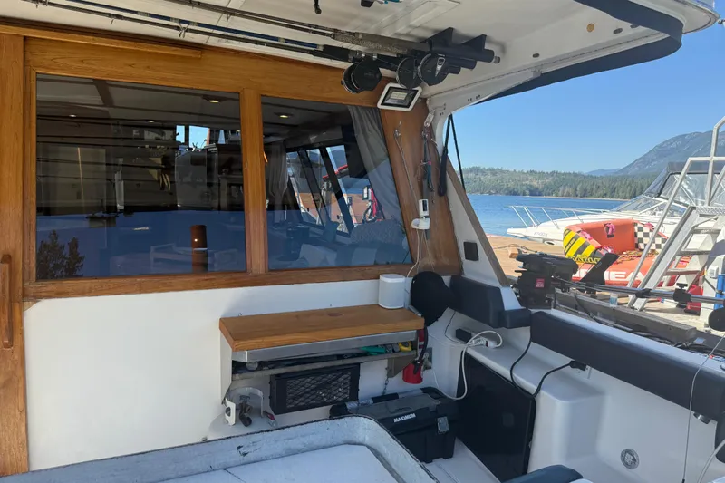 Sea Wolf Yacht Photos Pics 1994 Bayliner 4788 Pilot House Motoryacht interior with lake and mountain view.