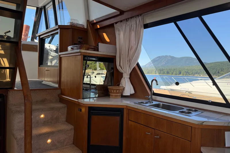 Sea Wolf Yacht Photos Pics Interior of 1994 Bayliner 4788 Pilot House Motoryacht with scenic window view.
