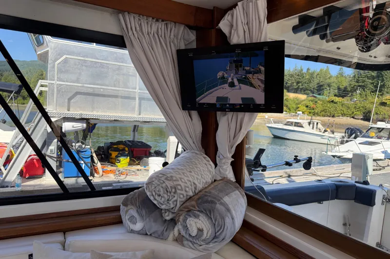 Sea Wolf Yacht Photos Pics Interior of 1994 Bayliner 4788 Pilot House Motoryacht with TV and dock view.