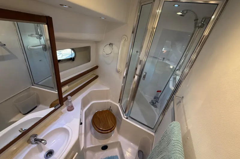 Sea Wolf Yacht Photos Pics Bathroom interior of 1994 Bayliner 4788 Pilot House Motoryacht with shower and sink.